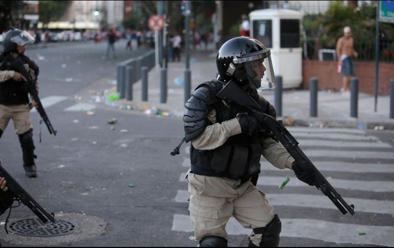 Fanáticos de ambos equipos y policías protagonizaron fuertes enfrentamientos. AP/S. Pani