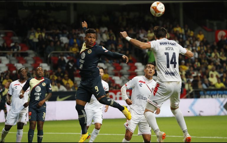 El jugador Roger Martínez (i) del América disputa el balón con Rodrigo Noya (d) de Veracruz durante el juego. EFE/J. Núñez