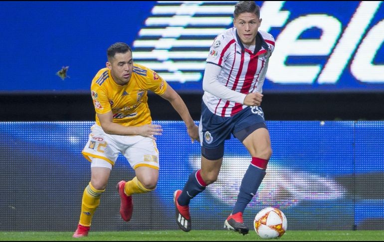 El rojiblanco trató de hacer este movimiento al verse acosado por tres jugadores de Tigres. MEXSPORT/C. de Marchena