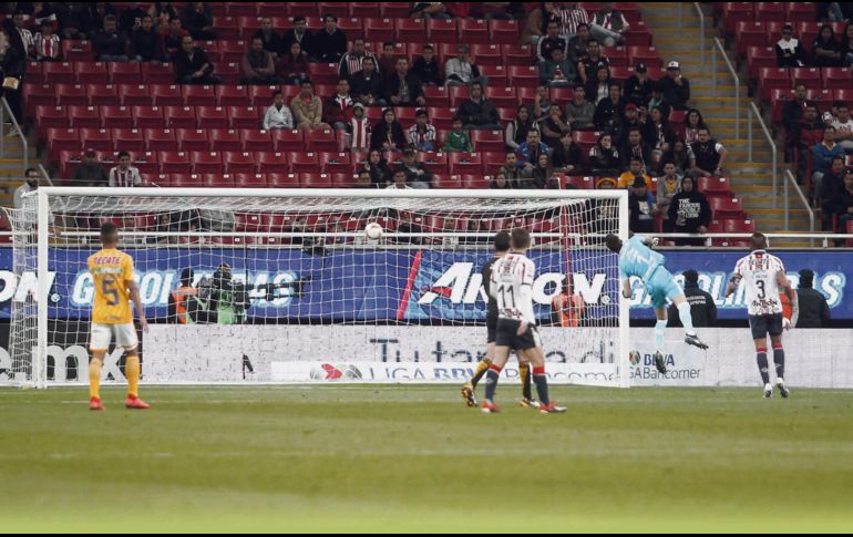 Un disparo de Luis Rodríguez mal atacado por Raúl Gudiño terminó por sentenciar el que fue un año de terror para el Guadalajara en el Estadio Akron. Chivas se despide con derrota del Apertura 2018. EL INFORMADOR / A. Camacho