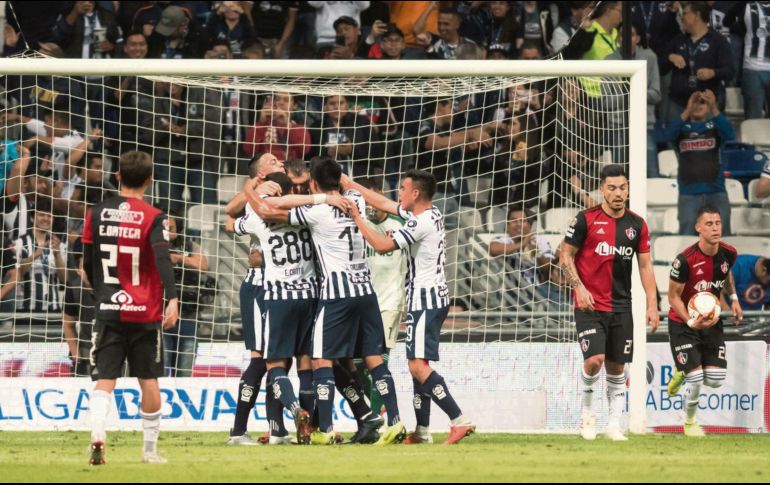 Los regiomontanos celebran el gol de Rogelio Funes Mori, ayer en la cancha de los norteños. EFE