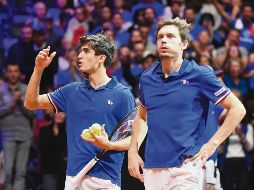 Pierre-Hugues Herbert (izq.) y Nicolas Mahut le dieron esperanzas al equipo francés de seguir con vida en la Copa Davis ante Croacia, al imponerse ayer en el duelo de dobles. AFP / P. Hunguen