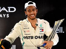 Hamilton celebra su triunfo en la última carrera de la temporada de la Fórmula Uno. AFP / A. Isakovic
