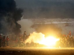 El bulevar emblemático de París y las calles aledañas quedaron cubiertos de escombros carbonizados tras las protestas por el aumento de los impuestos sobre la gasolina. AP / S. Grits