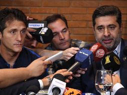 Daniel Angelici (D), presidente de Boca, apareció ante la prensa acompañado de Guillermo Barros Schelotto (I), entrenador del equipo. EFE/J. Romero