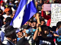 Los migrantes improvisaron pancartas con mantas en las que escribieron distintos mensajes. AFP / P. Pardo