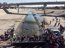 Migrantes centroamericanos chocan con policías federales en Tijuana, cerca del cruce de El Chaparral. AFP/P. Pardo