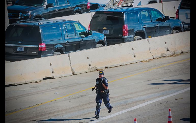 Un elemento de Aduanas y Protección Fronteriza corre en la garita de San Ysidro luego de que se cerró el paso. AFP/S. Huffaker