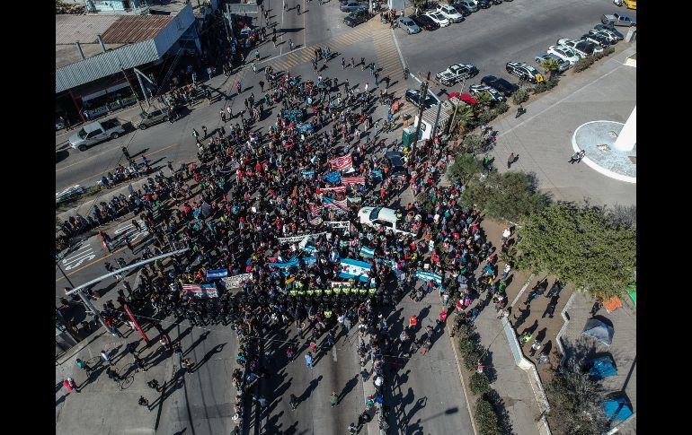 El grupo de migrantes avanza hacia la garita El Chaparral.