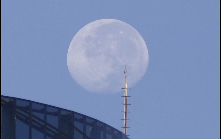 La luna llena se ve al amanecer desde el sector de Costa del Este, en la bahía de Ciudad de Panamá. EFE/C. Lemos