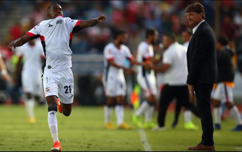 Yago da Silva (I) celebra tras anotar el segundo gol de la BUAP. MEXSPORT/C. Milanes