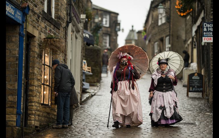 Personas asisten al festival anual Steampunk en Haworth, Inglaterra. 