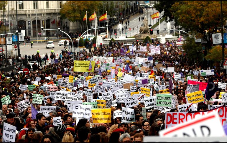 Participaron 12 mil mujeres para exigir el fin de la violencia machista y del rearme de la violencia patriarcal. EFE/J. Guillén
