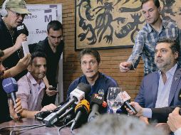 El DT xeneize Guillermo Barros Schelotto y el presidente boquense, Daniel Angelici, explicaron que el plantel está golpeado por las agresiones sufridas el sábado. AP