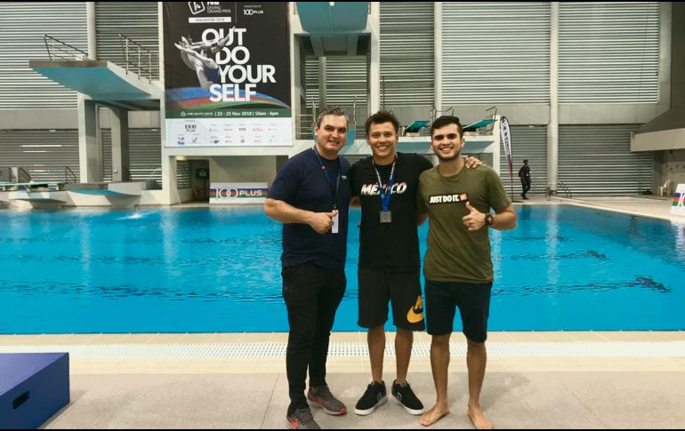 Germán Sánchez (centro) vuelve a los primeros planos al colgarse dos medallas el fin de semana en Singapur. @FEMEXNATACION