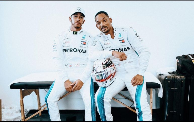 Hamilton y Smith grabaron videos en redes sociales, en los que la estrella de Hollywood se hacía pasar por el volante, pero era descubierto y arrestado. TWITTER / @LewisHamilton