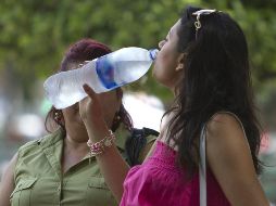 Expertos piden beber la suficiente agua al día sin esperar a que el cuerpo la pida, pues tener sed es indicador de que el cuerpo ya está deshidratado. NTX / ARCHIVO