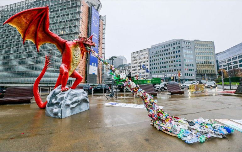 La escultura de un dragón que escupe plástico se exhibe en la sede principal de la Comisión Europea para demandar el fin del uso del plástico desechable, en Bruselas, Bélgica. La Unión Europea ha adoptado la primera estrategia para plásticos dirigida a transformar el diseño, uso, producción y reciclaje de este material en la UE. EFE/S. Lecocq
