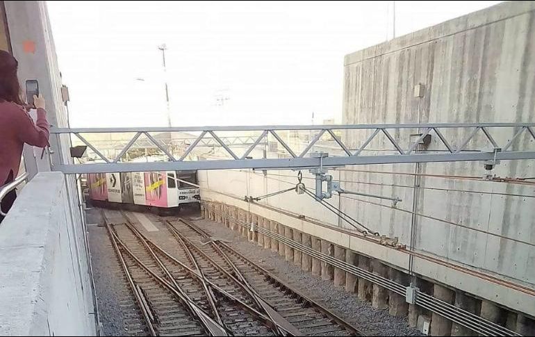 El tren no llevaba pasajeros a bordo por lo que no se reportaron personas lesionadas. ESPECIAL