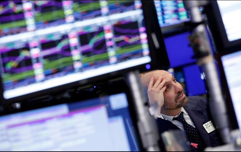 La plaza accionaria local está presionada por el desplome que tuvo Grupo Financiero Banorte. AP/R. Drew