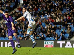 El delantero uruguayo del Celta de Vigo, Maxi Gómez (i), remata ante el defensa de la Real Sociedad, Joseba Zaldua (d), consiguiendo el primer gol del equipo gallego. EFE/J. Etxezarreta