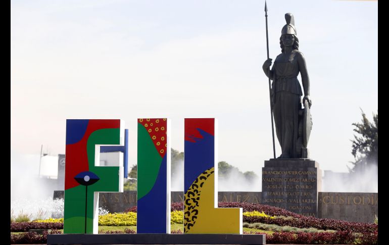 El monumento La Minerva junto a unas letras promocionales de la Feria Internacional del Libro de Guadalajara. EFE/F. Guasco