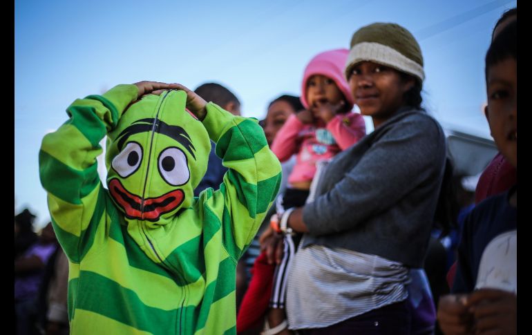 Migrantes permanecen en un albergue de Tijuana, Baja California. México deportó a 98 migrantes que presuntamente protagonizaron una trifulca al romper este domingo un cerco de la Policía Federal con el afán de cruzar la frontera con Estados Unidos. EFE/D. Guzmán