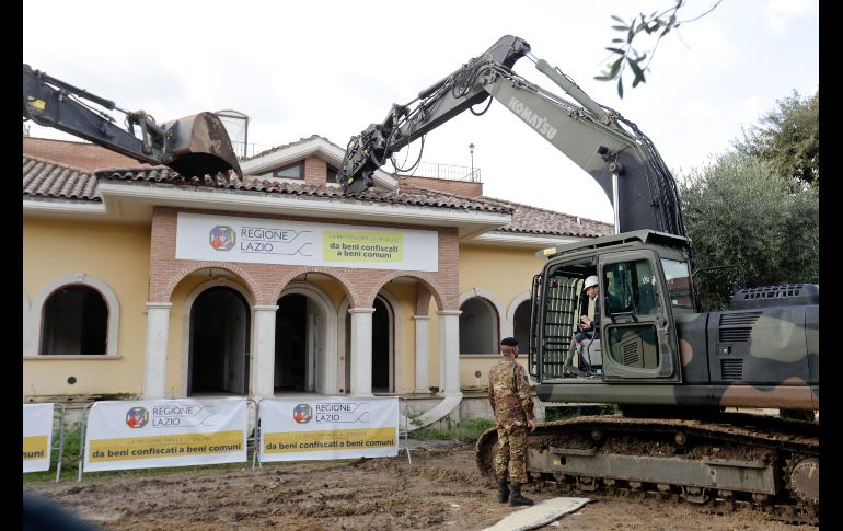 El ministro italiano del Interior, Matteo Salvini opera un vehículo de demolición preparado para derribar una mansión del clan mafioso Casamonica, en Roma, talia. Las operaciones de demolición de ocho mansiones construidas ilegalmente por el clan Casamonica en el barrio del 