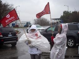 Miembros de Unifor, sindicato de los trabajadores de la planta de GM de Oshawa, se manifiestan por los despidos. AP/E. Lima