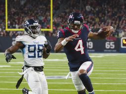 A lo largo de todo el juego, la defensiva de los Titans no pudo detener a DeShaun Watson (#4). AFP / B. Levey
