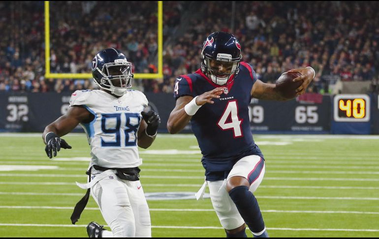 A lo largo de todo el juego, la defensiva de los Titans no pudo detener a DeShaun Watson (#4). AFP / B. Levey