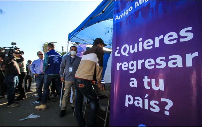 Migrantes centroamericanos hacen fila para comenzar el proceso de regresar a sus países con la ayuda de la Organización Internacional de Migraciones, afuera de un refugio para miembros de la caravana. SUN