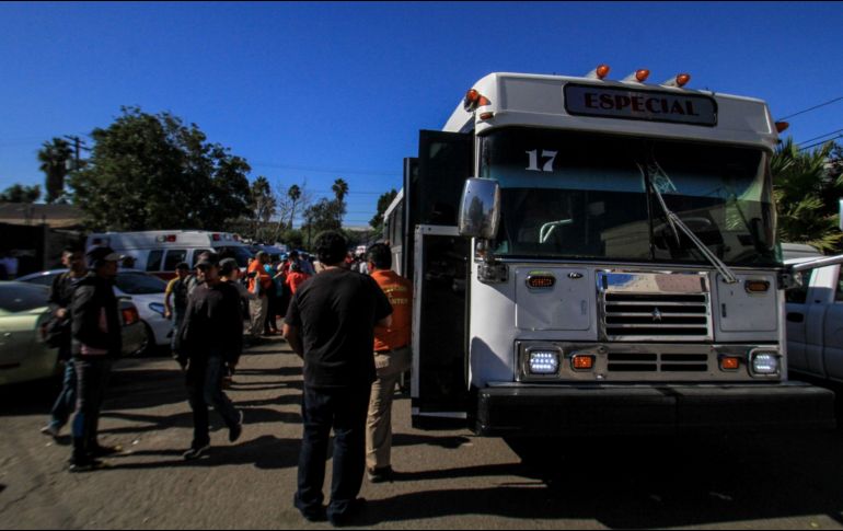Los migrantes decidieron regresar tras el enfrentamiento que tuvieron luego de una marcha que se salió de control el domingo pasado, cuando algunos de ellos se brincaron el muro en diferentes puntos de la frontera. EFE/ J. Terríquez