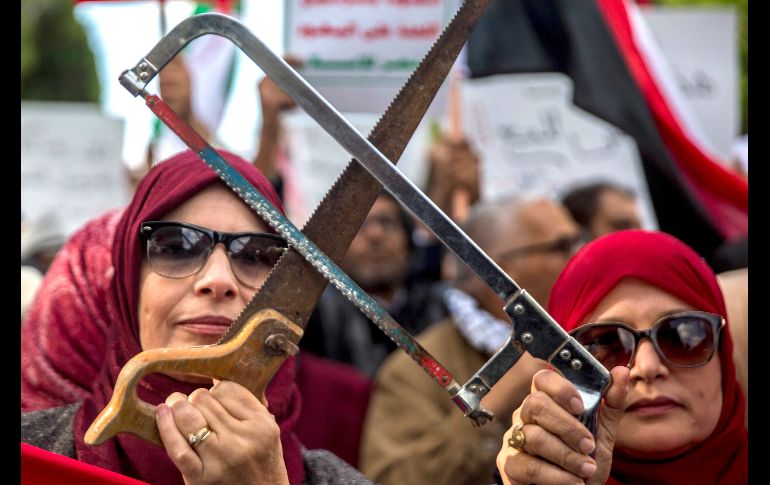 Habitantes se manifiestan en Túnez, capital de Túnez, en contra de la visita del príncipe heredero de Arabia Saudí, Mohamad bin Salman, al que se señala de ordenar el reciente asesinato del periodista Jamal Khashoggi en el interior del consulado de Arabia Saudí en Estambul. AP/H. Dridi