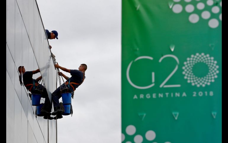 Empleados realizan labores de organización para la Cumbre del G20 en el predio de Costa Salguero en Buenos Aires, Argentina. En la reunión del viernes y sábado próximos participarán los presidentes de las mayores economías en desarrollo o emergentes y los altos representantes de la Unión Europea. EFE/J. Roncoroni