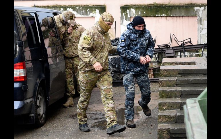 Un oficial de la agencia de inteligencia rusa escolta a un marinero ucraniano (d) en  Simferopol, Crimea. Un tribunal de Crimea ordenó la detención provisional de varios marinos ucranianos capturados por guardacostas rusos frente a las costas de esta península anexionada por Rusia. AP
