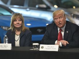 Imagen de archivo que muestra a Mary Barra, CEO de General Motors, con Donald Trump durante su asistencia a un evento. AFP/N. Kamm