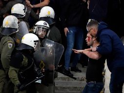 Ambas aficiones se enfrentaron el martes, luego de darse cita a través de las redes sociales. AP/T. Stavrakis