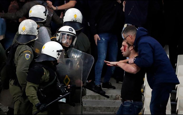 Ambas aficiones se enfrentaron el martes, luego de darse cita a través de las redes sociales. AP/T. Stavrakis