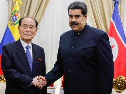 Fotografía donde se observa al presidente venezolano, Nicolás Maduro (d), quien recibe al presidente de la Asamblea Suprema del Pueblo de Corea del Norte, Kim Yong-nam. EFE/PRENSA MIRAFLORES