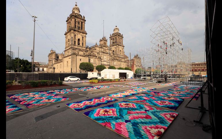Labores de instalación del escenario en la explanada del Zócalo de Ciudad de México, lugar donde Andrés Manuel López Obrador encabezará un acto después de rendir protesta como Presidente el 1 de diciembre. SUN/I. Olivares