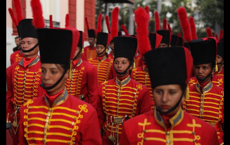 Integrantes de la Guardia Presidencial de Venezuela se forman en Caracas, durante una ceremonia con el canciller de Venezuela, Jorge Arreaza, y el presidente de la Asamblea Suprema de Corea del Norte, Kim Yong Nam. EFE/M. Gutiérrez