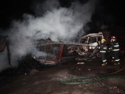 Diarios oficiales divulgaron fotos de vehículos calcinados, así como una espesa nube de humo negro en un recinto cercado. TWITTER/@XHNews