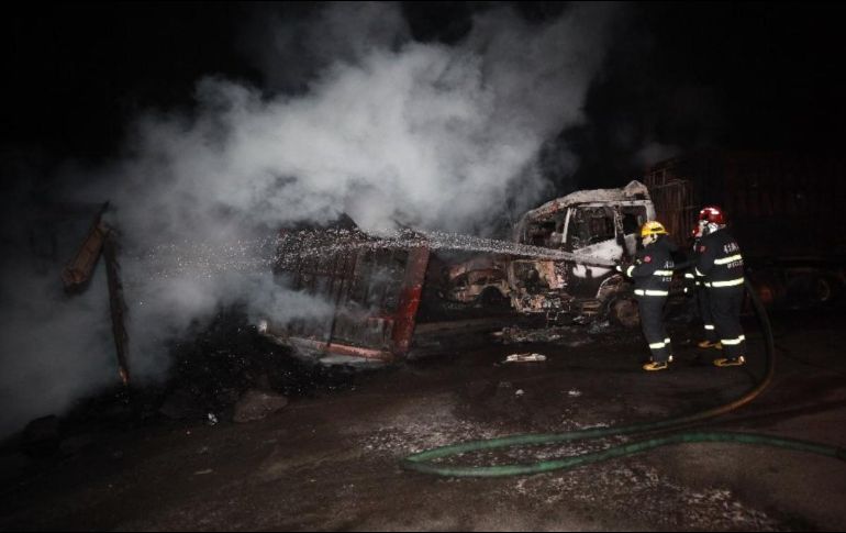 Diarios oficiales divulgaron fotos de vehículos calcinados, así como una espesa nube de humo negro en un recinto cercado. TWITTER/@XHNews