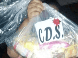 Las bolsas de alimentos contienen un papel escrito con las siglas CDS y una flor de nochebuena. ESPECIAL