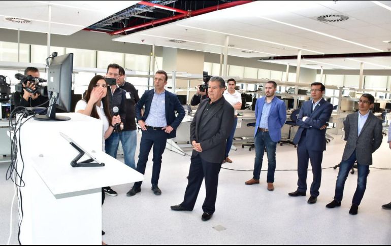 José Palacios (centro), secretario de Desarrollo Económico, indicó que para los jaliscienses “es un orgullo tener sobre nuestros hombros el tema de la innovación”. NOTIMEX