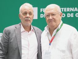 Raúl Padilla López, presidente de FIL, en compañía de Juan Jesús Armas Marcelo, director de la Cátedra Mario Vargas Llosa. UDG