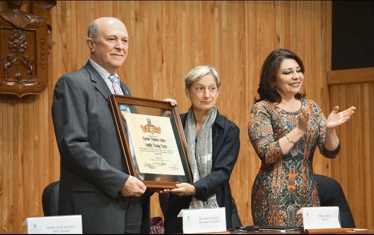 En el Paraninfo de la UdeG, Judith Butler (centro) recibe el Doctorado Honoris Causa en manos del Rector Miguel Ángel Navarro Navarro (izquierda), acompañado por Carmen E. Rodríguez, vicerrectora ejecutiva de la UdeG, entre otros funcionarios de la casa de estudios. EL INFORMADOR / M. Castillo