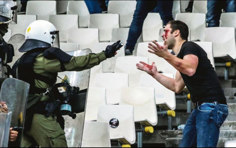 Antes del duelo, ambas parcialidades se aventaron de todo, pese a estar separados en las tribunas. EFE