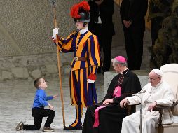 La madre llega inmediatamente para tratar de controlarlo y se arrodilla frente a Francisco justificándose: 